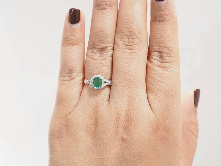 Bague entourage en or blanc, émeraude 0.61ct et diamants