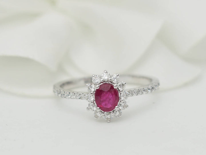 Bague marguerite en or blanc, rubis 0.45ct et diamants
