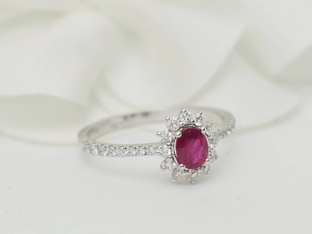 Bague marguerite en or blanc, rubis 0.45ct et diamants