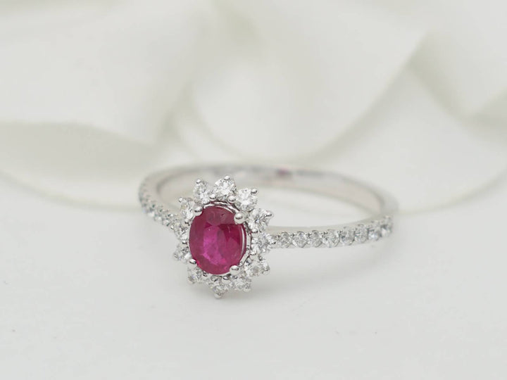Bague marguerite en or blanc, rubis 0.45ct et diamants