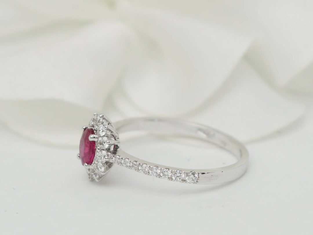 Bague marguerite en or blanc, rubis 0.45ct et diamants