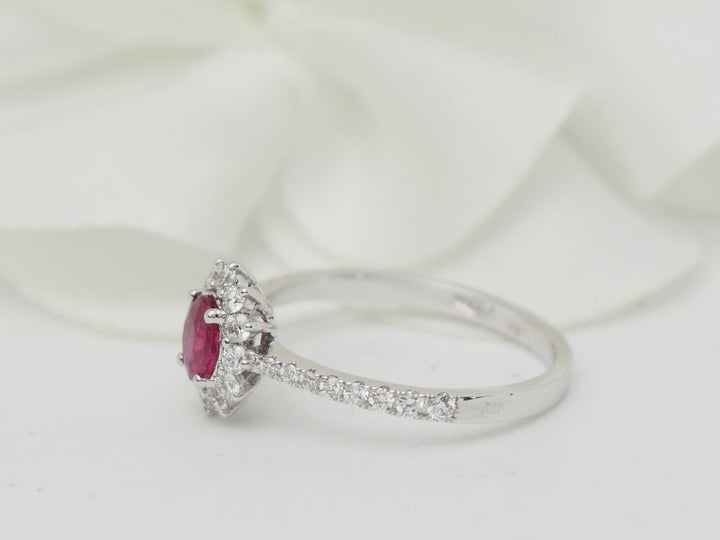 Bague marguerite en or blanc, rubis 0.45ct et diamants
