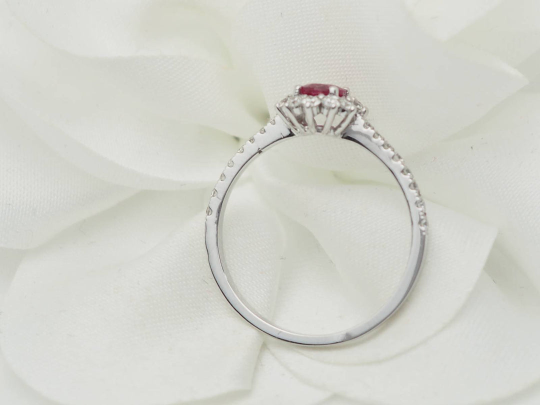 Bague marguerite en or blanc, rubis 0.45ct et diamants