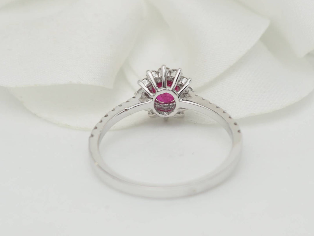 Bague marguerite en or blanc, rubis 0.45ct et diamants