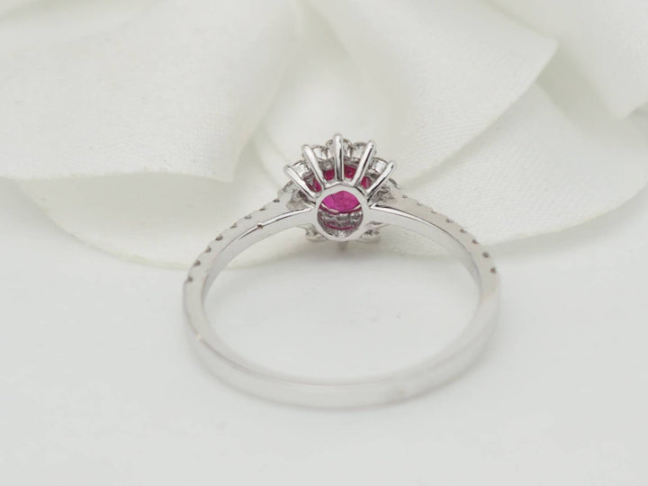 Bague marguerite en or blanc, rubis 0.45ct et diamants