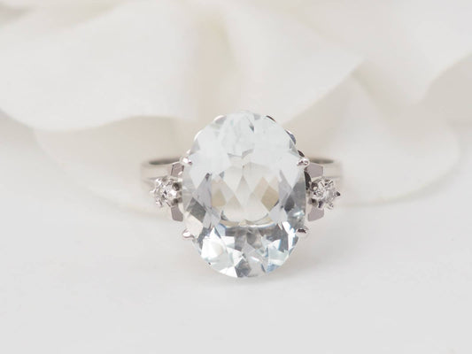 Bague en or blanc, aigue marine ovale et diamants