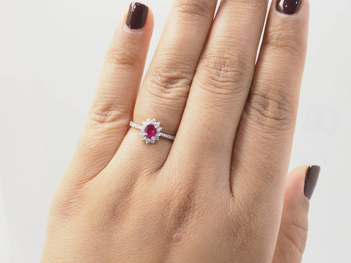 Bague marguerite en or blanc, rubis 0.45ct et diamants