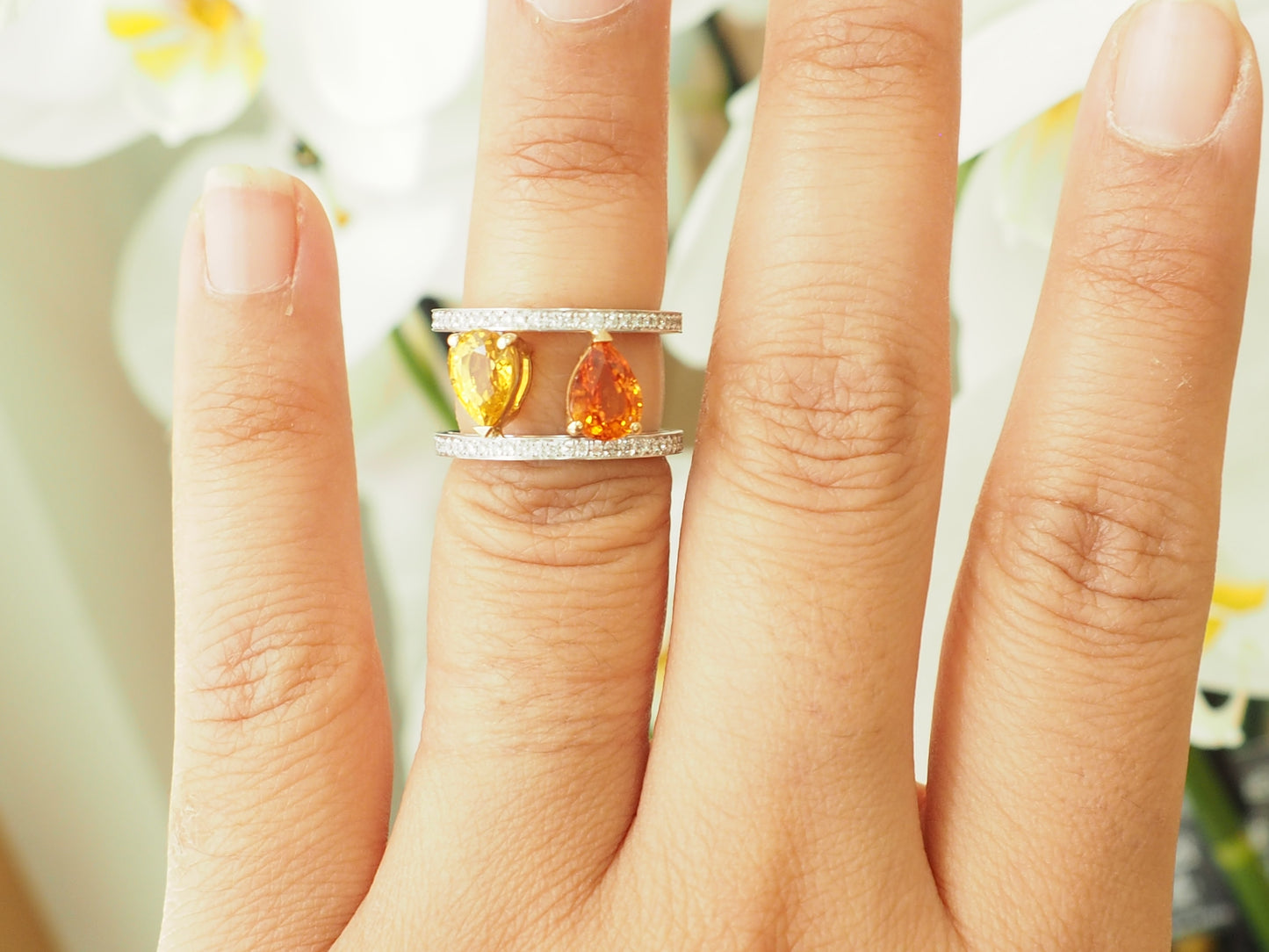 Bague Toi et Moi en or blanc, saphirs jaune et orange et diamants naturels