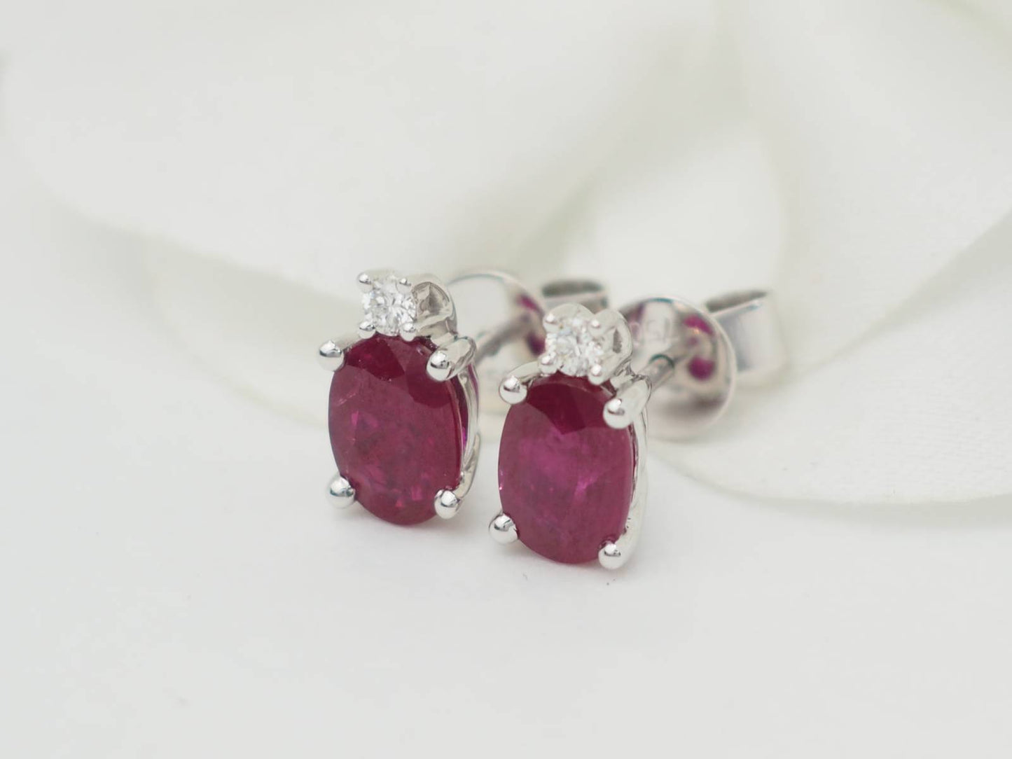 Puces d'oreilles en or blanc, rubis 2.20cts et diamants