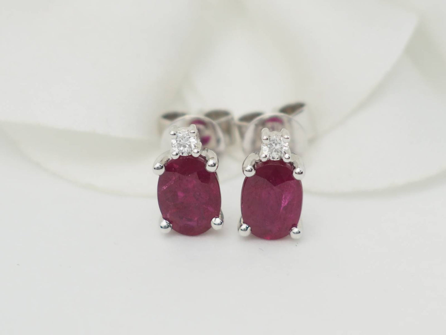 Puces d'oreilles en or blanc, rubis 2.20cts et diamants