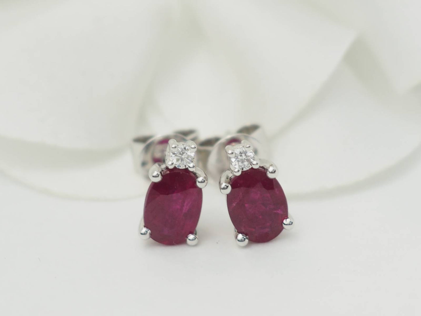 Puces d'oreilles en or blanc, rubis 2.20cts et diamants