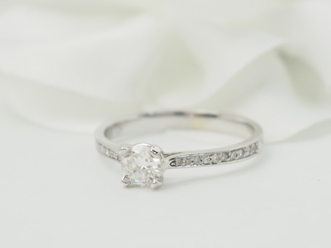 Bague solitaire en or blanc et diamant 0.35ct