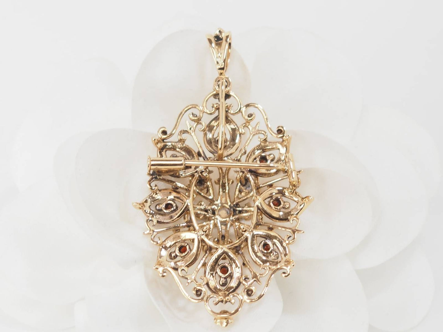 Broche pendentif en or jaune, emeraude et perles de culture