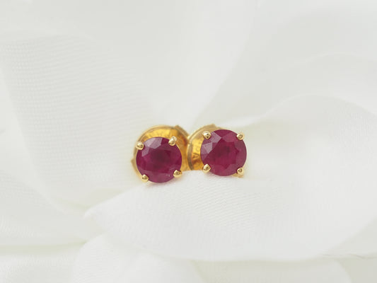 Puces d'oreilles en or jaune et rubis 0.45ct
