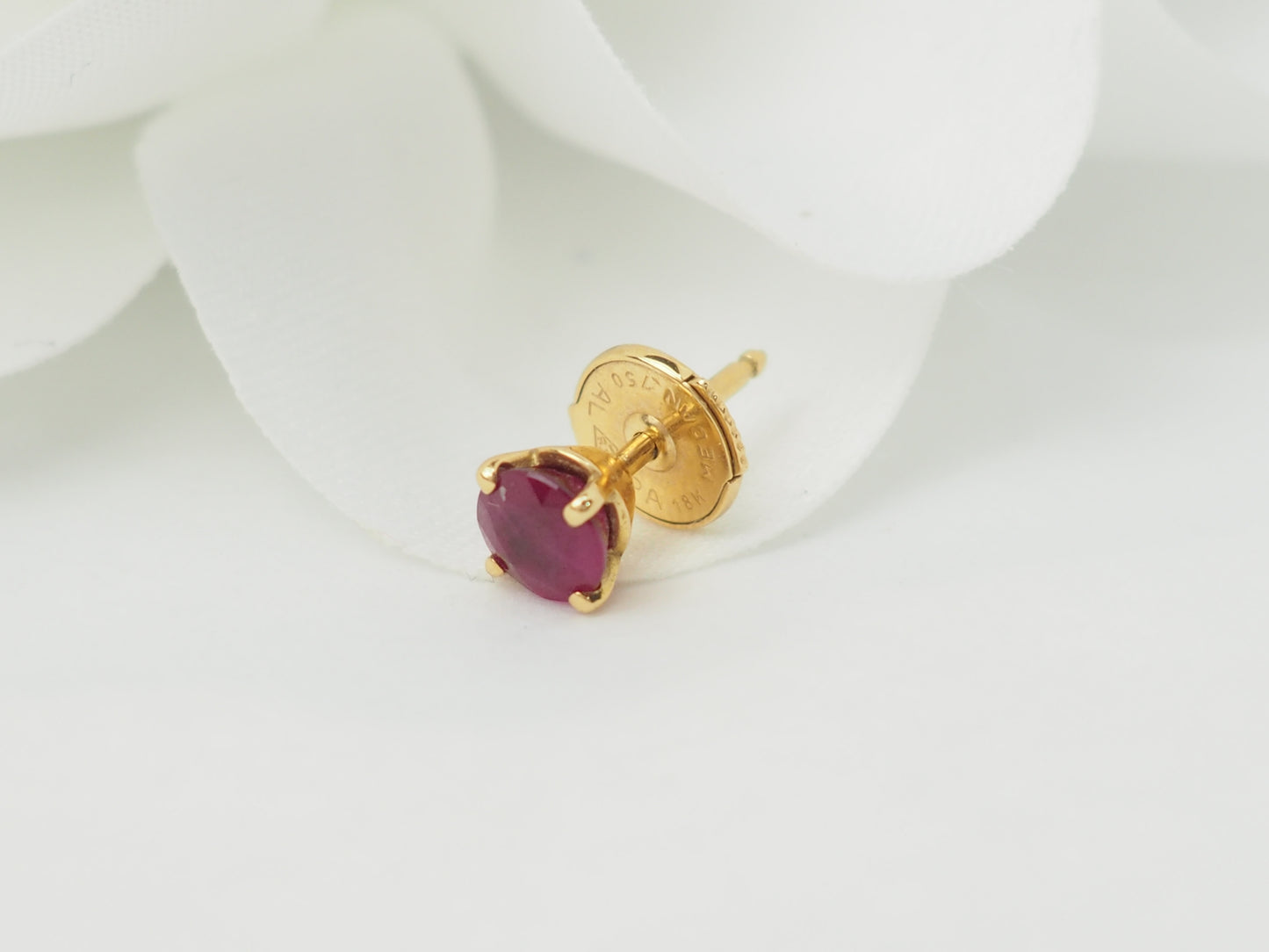 Puces d'oreilles en or jaune et rubis 0.45ct