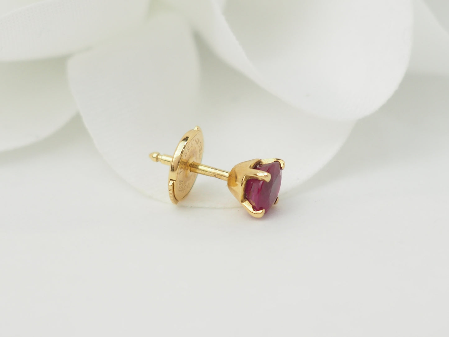 Puces d'oreilles en or jaune et rubis 0.45ct