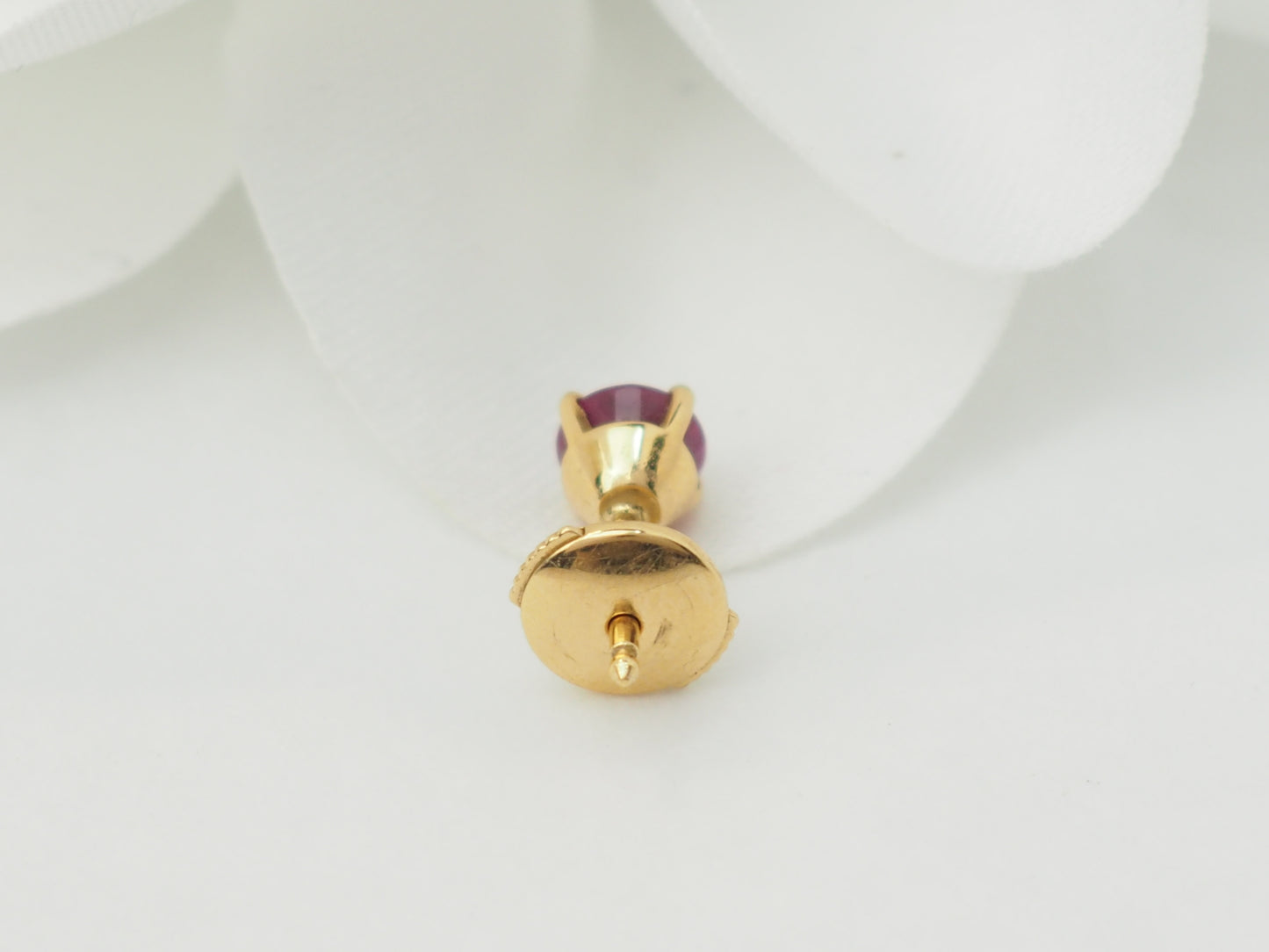 Puces d'oreilles en or jaune et rubis 0.45ct