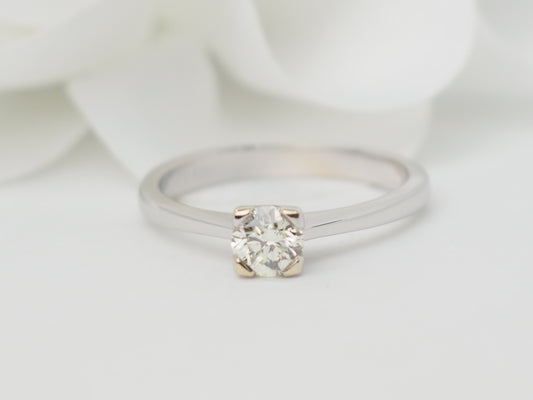 Bague solitaire en or blanc et diamant 0.41 ct