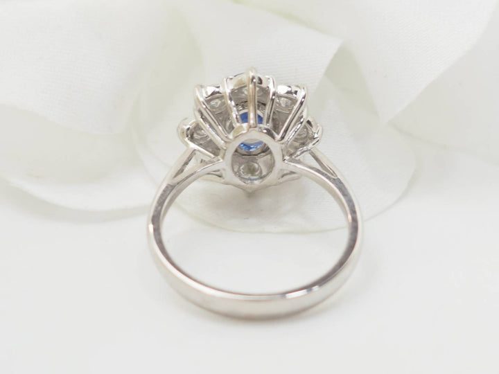 Bague entourage en or blanc, saphir et diamants