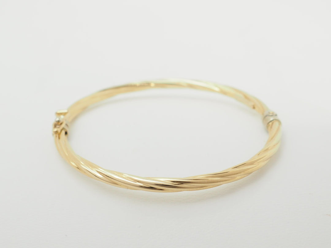 Bracelet ouvrant enfant en or jaune – Jonc torsadé