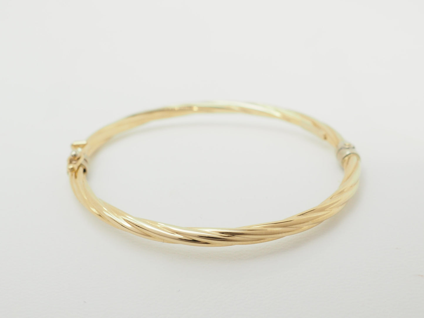 Bracelet ouvrant enfant en or jaune – Jonc torsadé