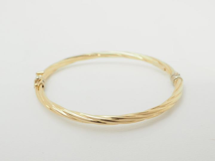 Bracelet ouvrant enfant en or jaune – Jonc torsadé
