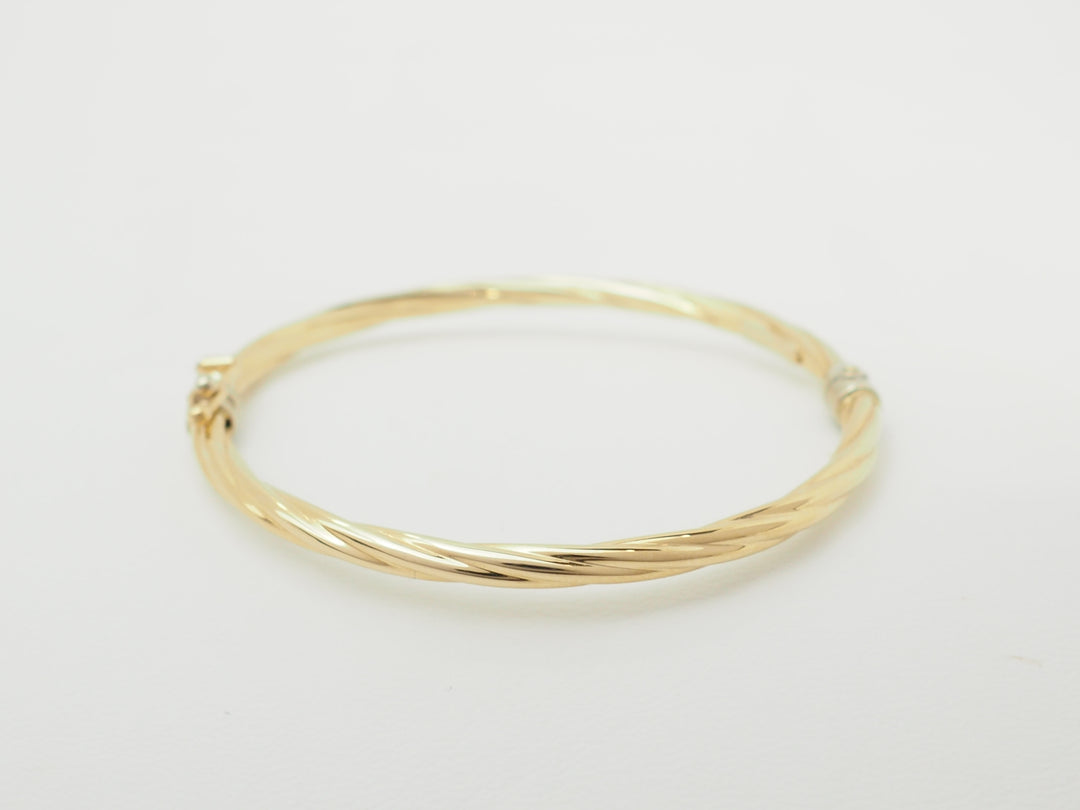 Bracelet ouvrant enfant en or jaune – Jonc torsadé