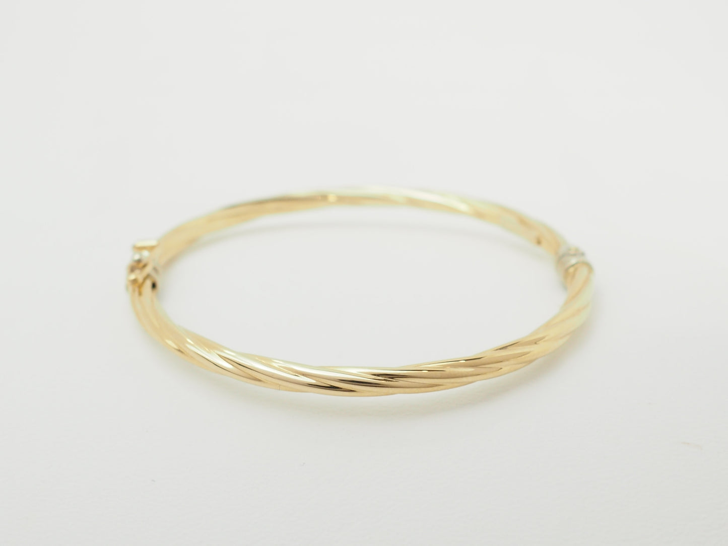 Bracelet ouvrant enfant en or jaune – Jonc torsadé