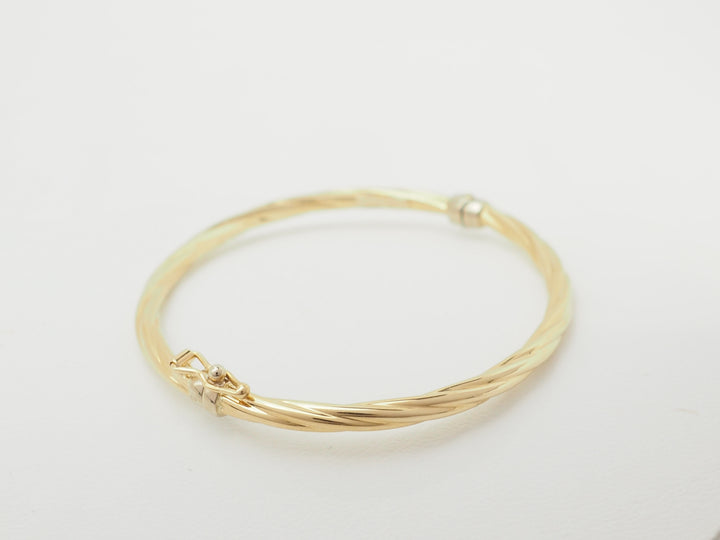 Bracelet ouvrant enfant en or jaune – Jonc torsadé