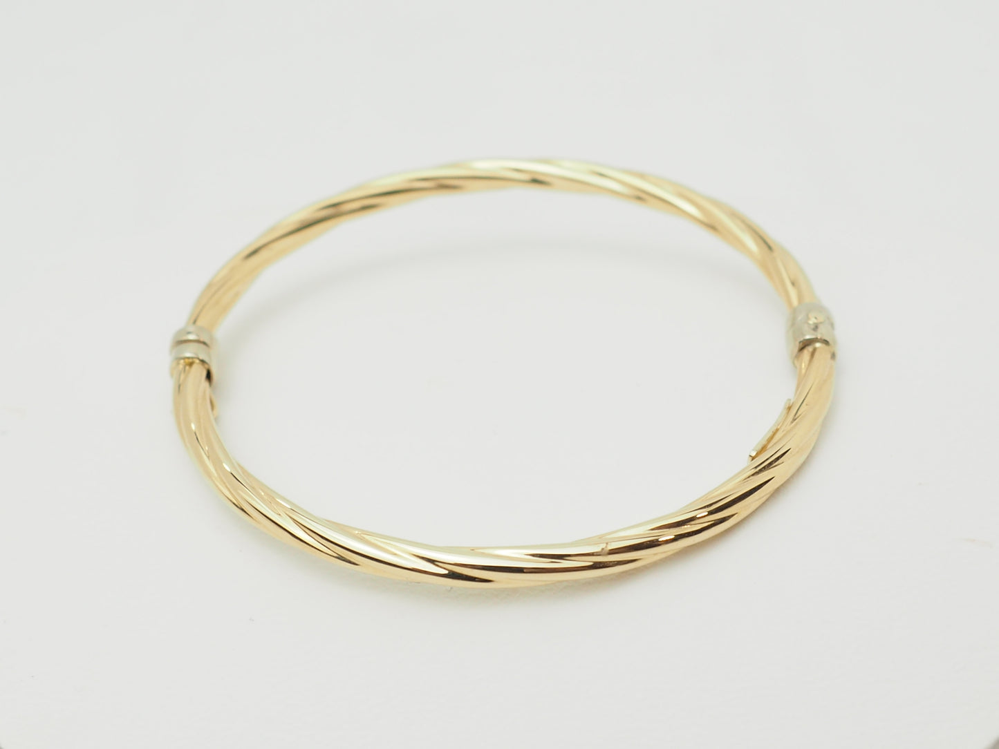 Bracelet ouvrant enfant en or jaune – Jonc torsadé