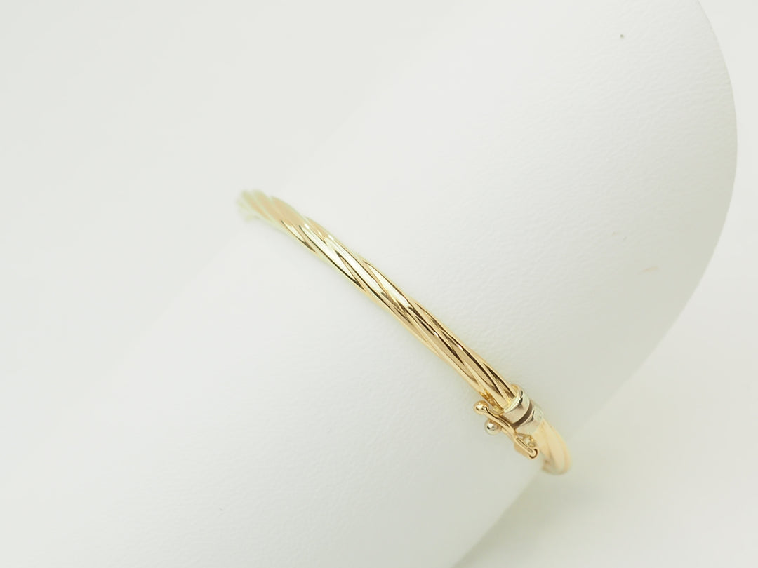 Bracelet ouvrant enfant en or jaune – Jonc torsadé