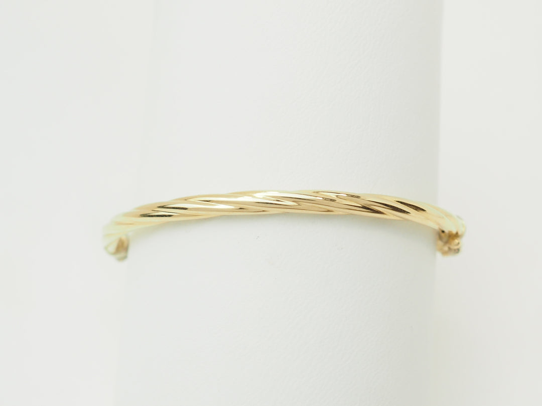 Bracelet ouvrant enfant en or jaune – Jonc torsadé