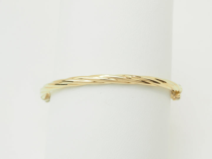 Bracelet ouvrant enfant en or jaune – Jonc torsadé