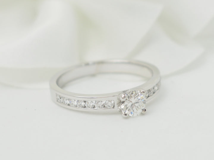 Bague solitaire en or blanc et diamant 0.37ct