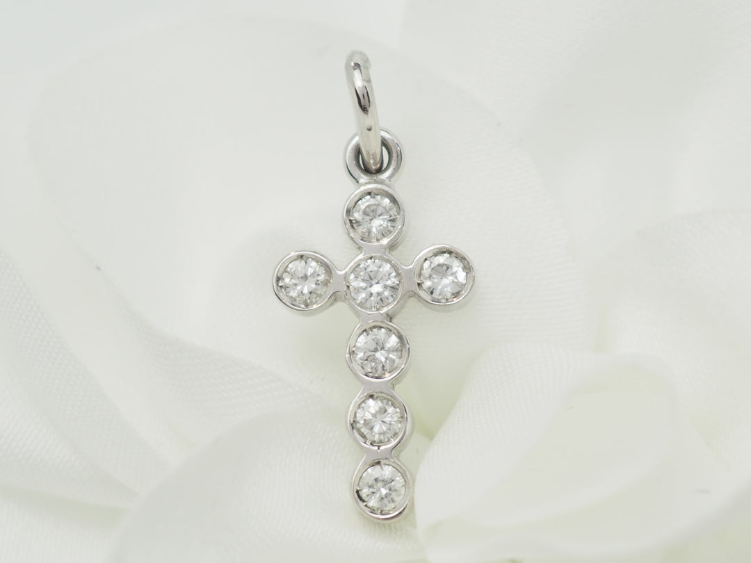 Pendentif croix en or blanc et diamants 0.35ct