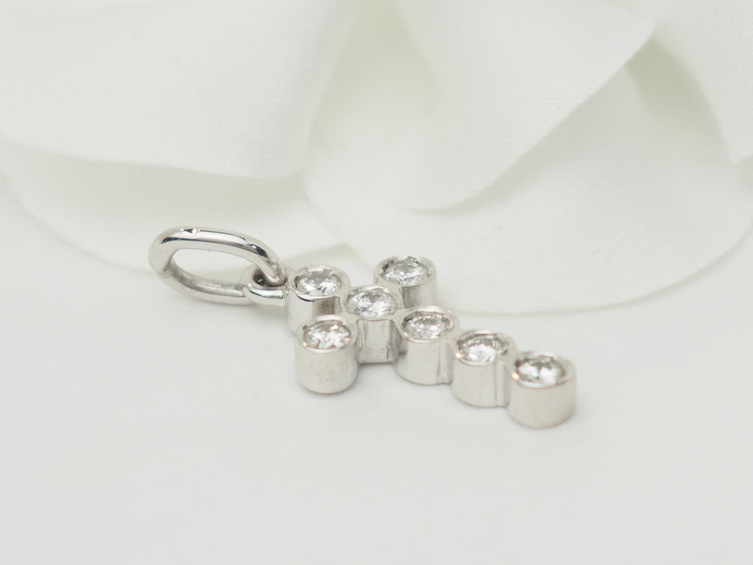 Pendentif croix en or blanc et diamants 0.35ct