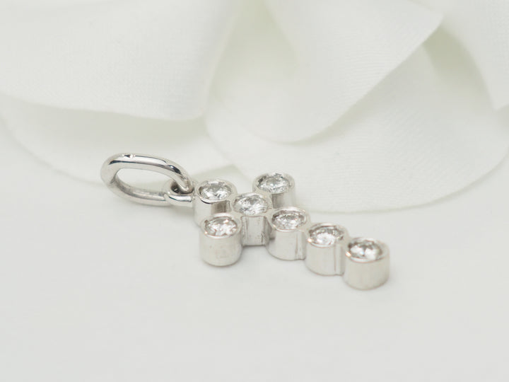 Pendentif croix en or blanc et diamants 0.35ct