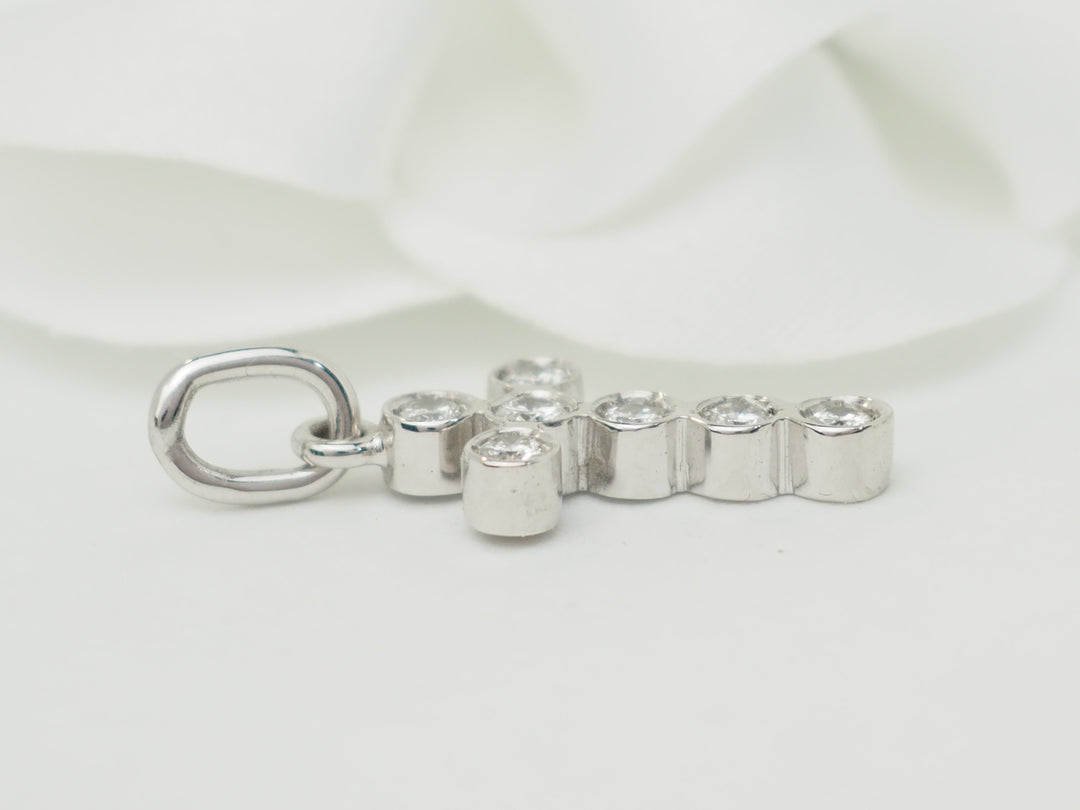 Pendentif croix en or blanc et diamants 0.35ct