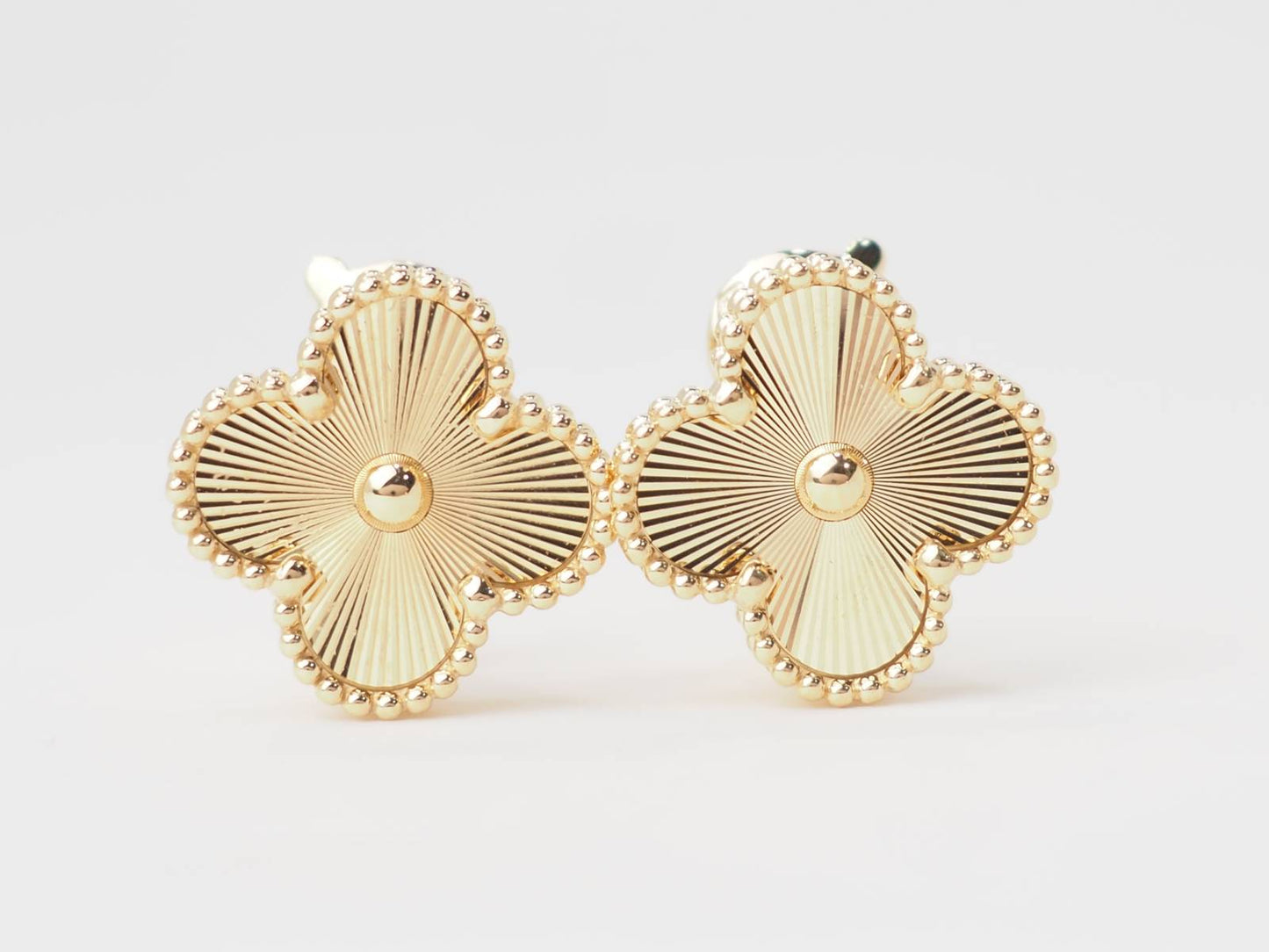 Paire de boucles d'oreilles Van Cleef & Arpels Alhambra vintage en or jaune