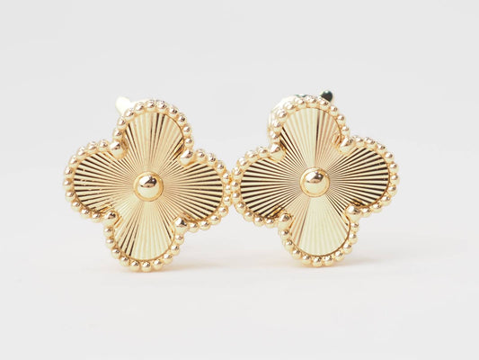 Paire de boucles d'oreilles Van Cleef & Arpels Alhambra vintage en or jaune