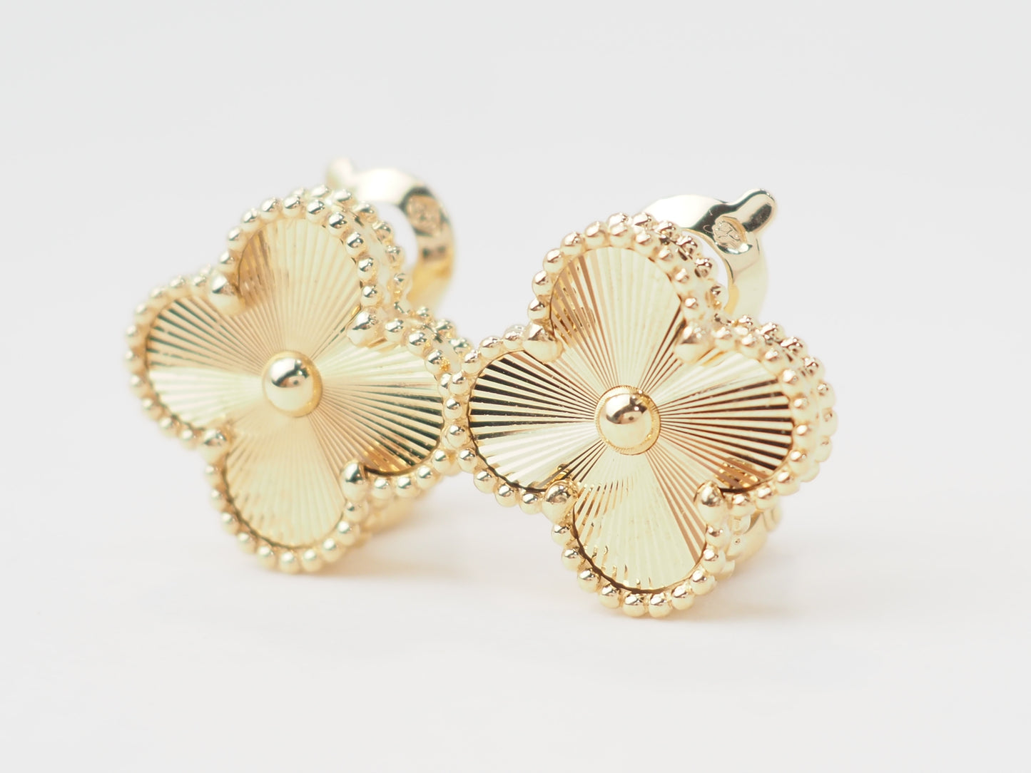 Paire de boucles d'oreilles Van Cleef & Arpels Alhambra vintage en or jaune