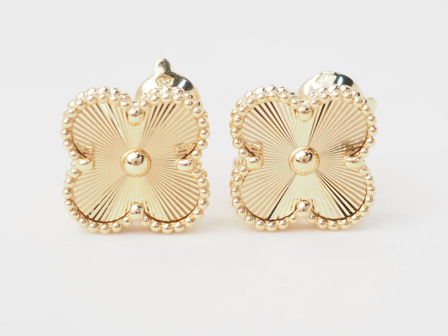 Paire de boucles d'oreilles Van Cleef & Arpels Alhambra vintage en or jaune