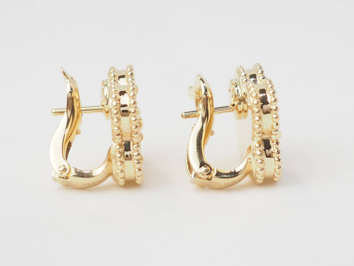 Paire de boucles d'oreilles Van Cleef & Arpels Alhambra vintage en or jaune