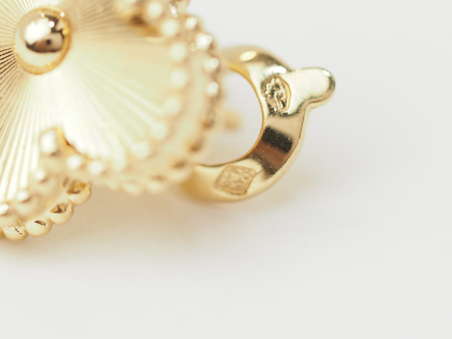 Paire de boucles d'oreilles Van Cleef & Arpels Alhambra vintage en or jaune