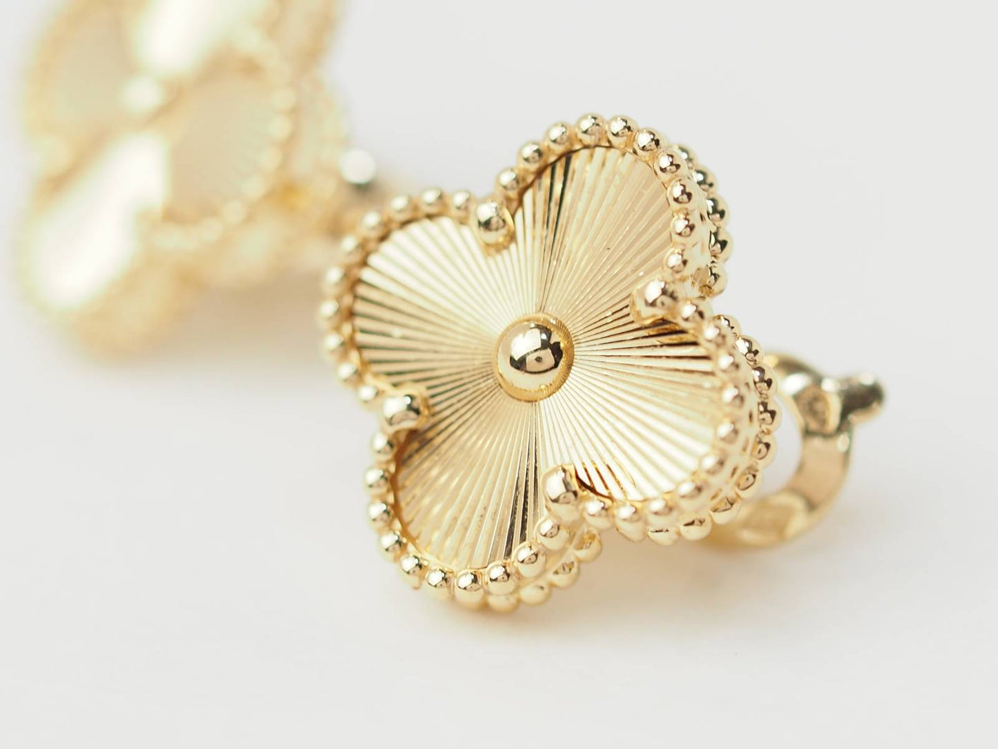 Paire de boucles d'oreilles Van Cleef & Arpels Alhambra vintage en or jaune