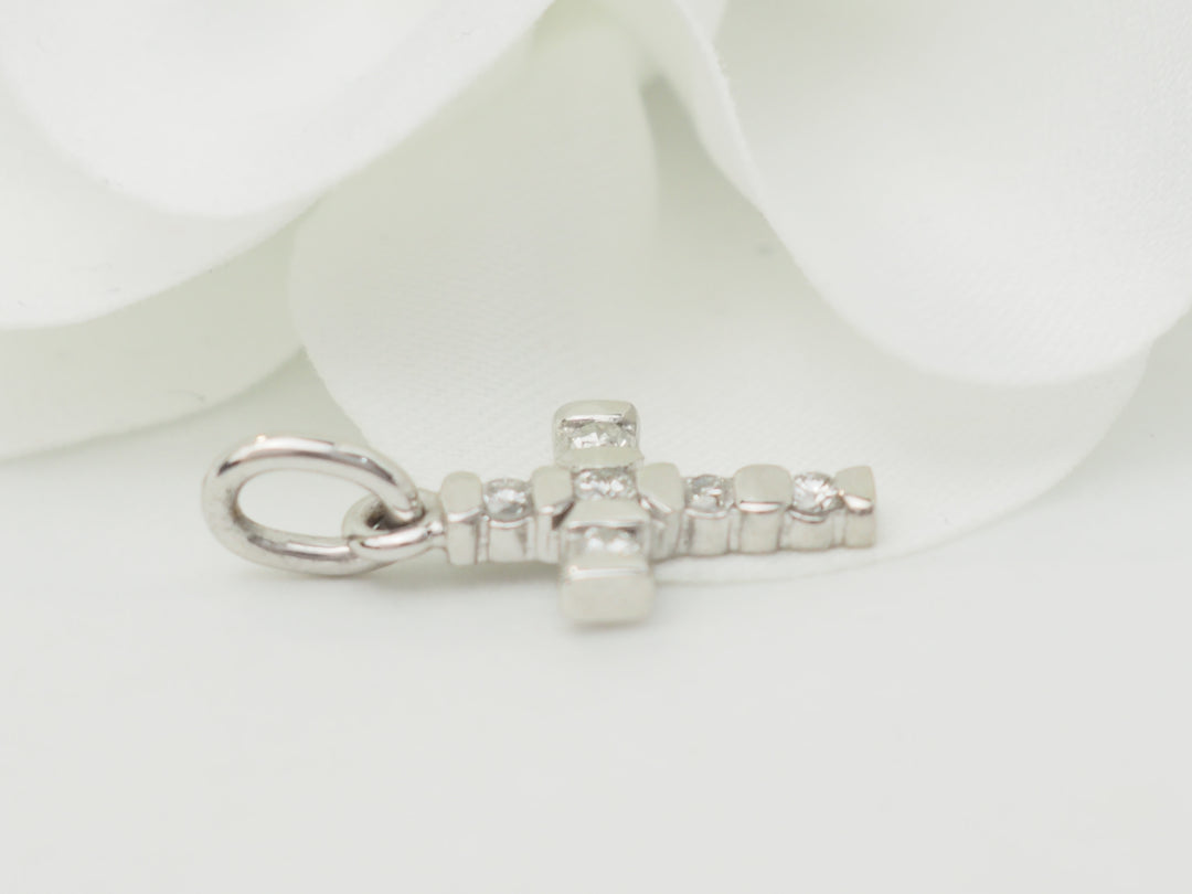 Pendentif croix en or blanc et diamants 0.17ct