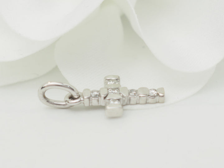 Pendentif croix en or blanc et diamants 0.17ct