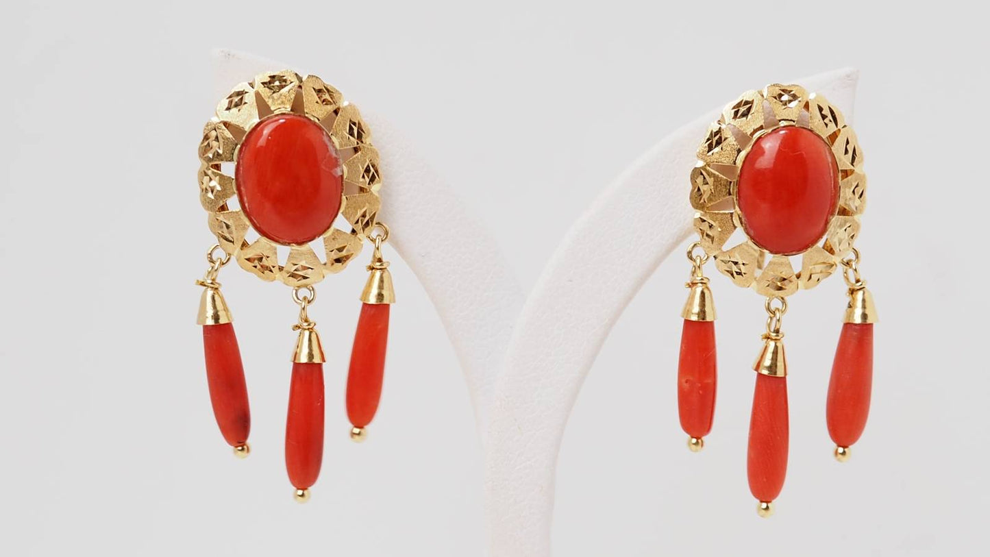 Boucles d'oreilles vintage en or jaune et corail