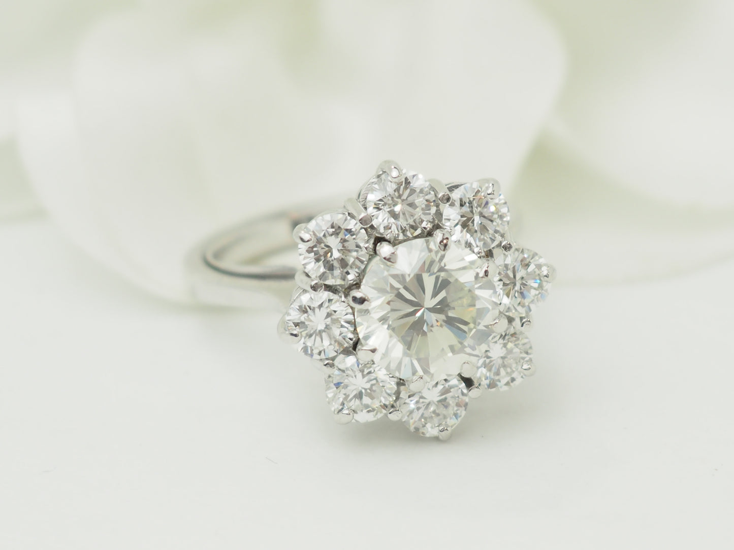 Bague marguerite ancienne en or blanc et diamants – Diamant central 1,80 carat