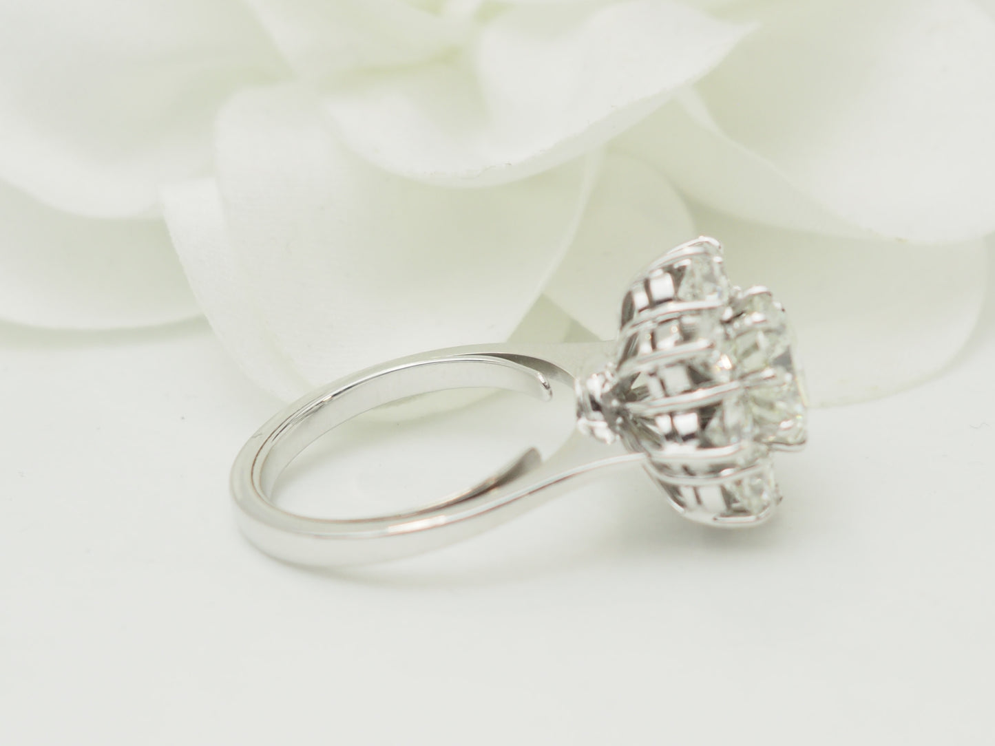 Bague marguerite ancienne en or blanc et diamants – Diamant central 1,80 carat